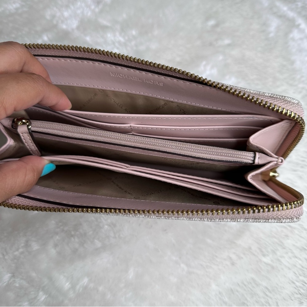 Michael Kors Jet Set Travel Zippy Wallet - Picture 9 of 14